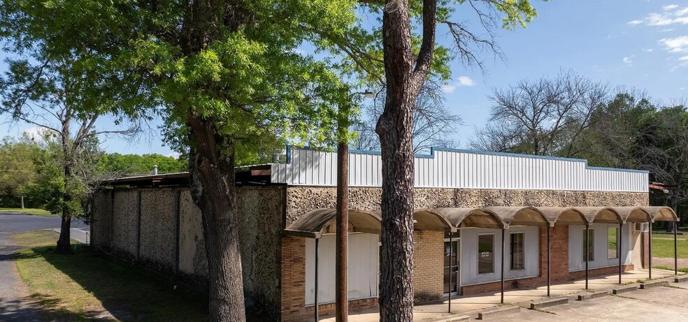 More Photos Of 1605 E Avenue A, Hooks Warehouse For Sale