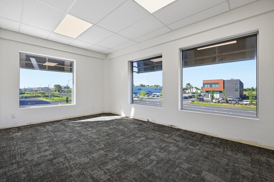 More Photos Of 1015 Boul Lionel-Boulet, Varennes Warehouse For Lease
