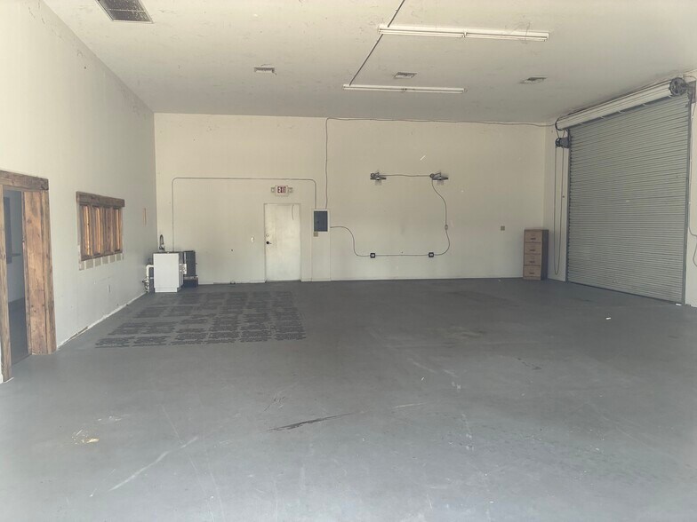 More Photos Of 3037 SW 3rd Ter, Okeechobee Showroom For Lease