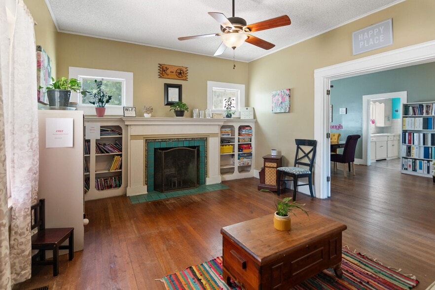 More Photos Of 1016 Main St, Kerrville Office For Sale