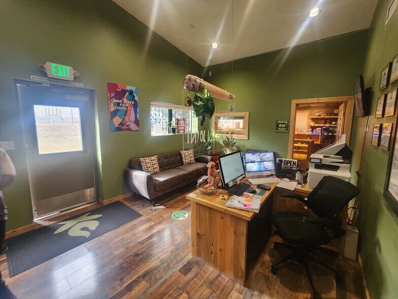 More Photos Of 2102 Airport Rd, Rifle Warehouse For Sale