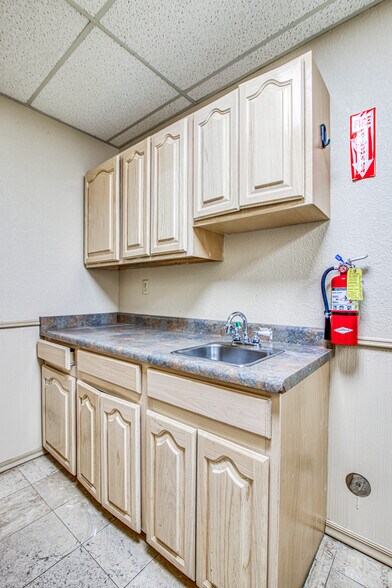 More Photos Of 361 Vinton Rd, Anthony Medical For Lease