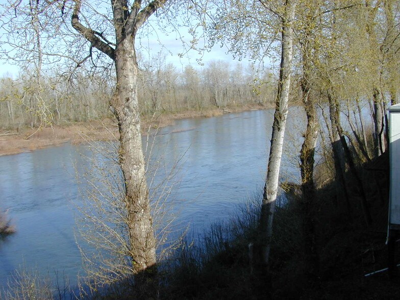 More Photos Of 2111 Front St, Salem Office For Lease