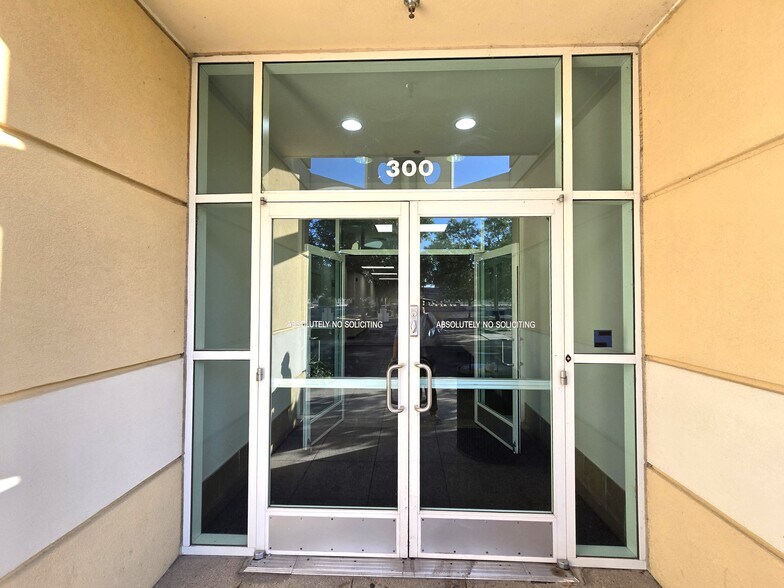 More Photos Of 300 Old River Rd, Bakersfield Medical For Lease
