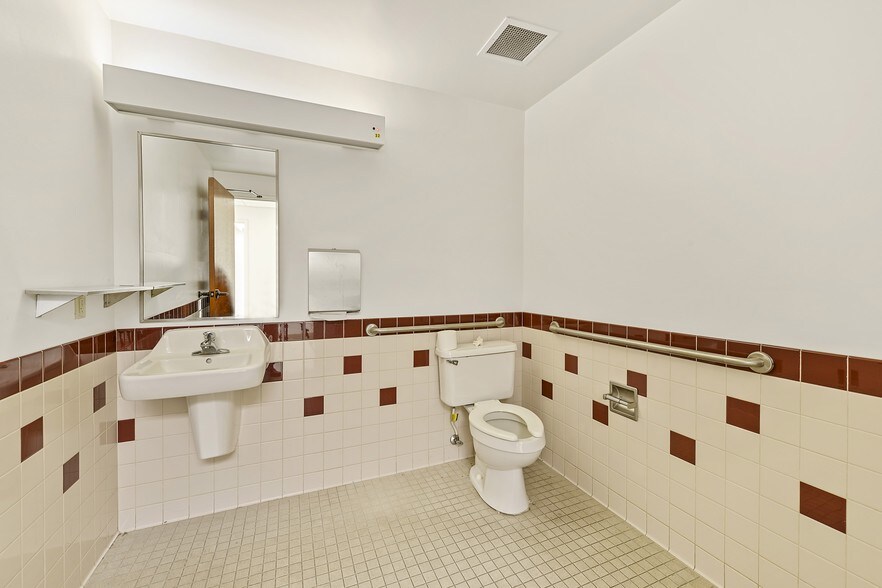 More Photos Of 4405 E Aloha Dr, Diamondhead Storefront Retail Office For Lease