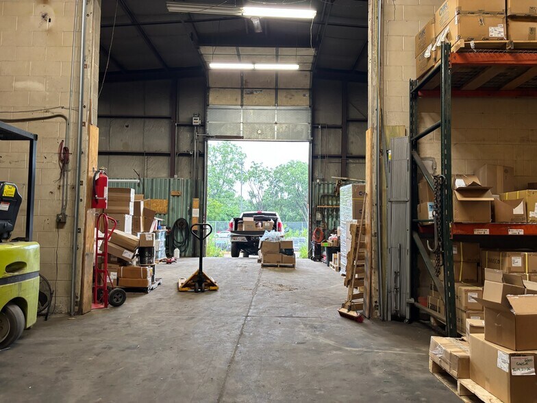 More Photos Of 2948 Rice St, Little Canada Warehouse For Lease