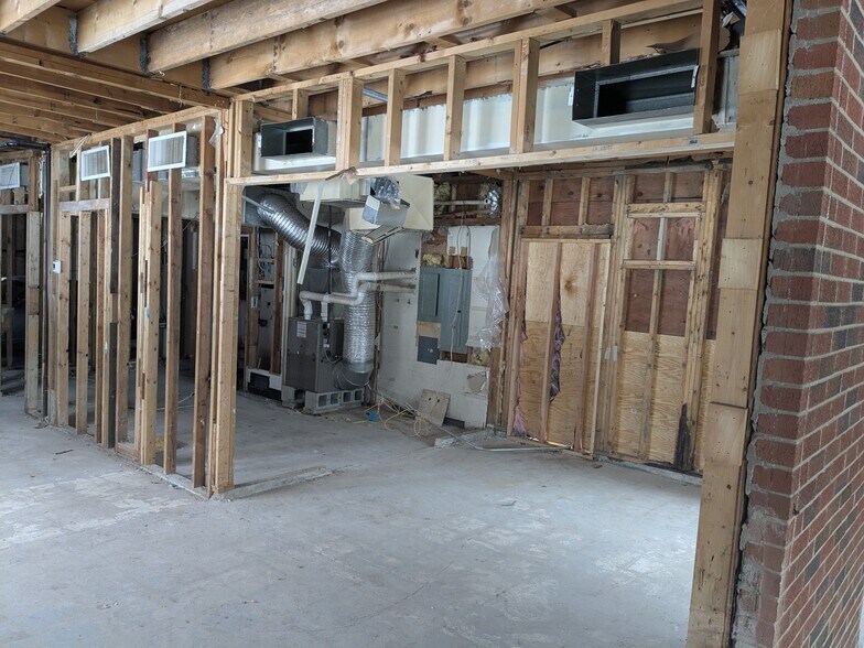 More Photos Of 310 N State St, Concord Showroom For Lease