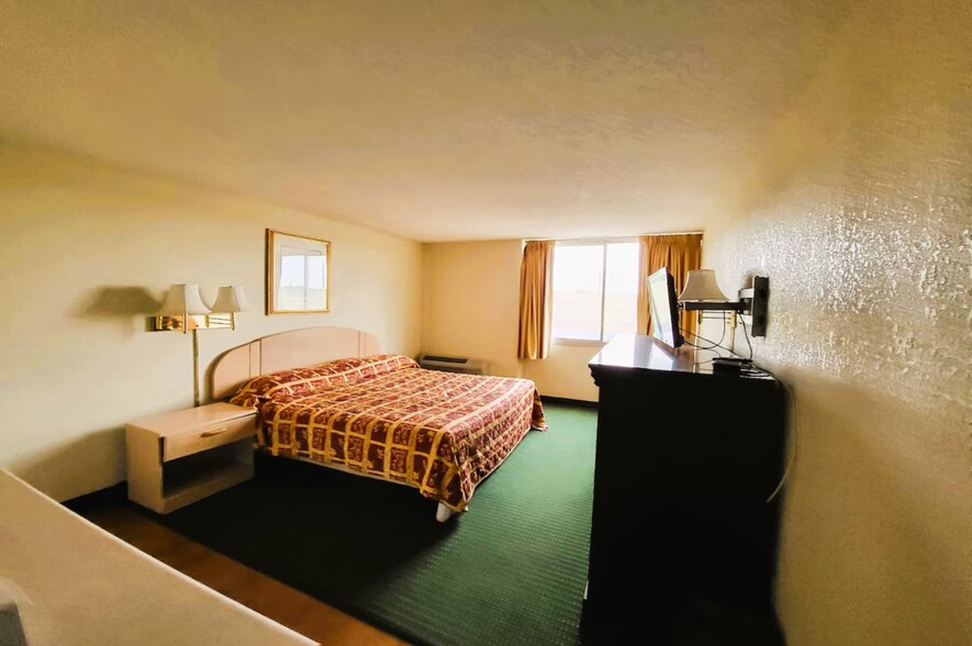More Photos Of 1001 E 6th St, Junction City Hotel For Sale