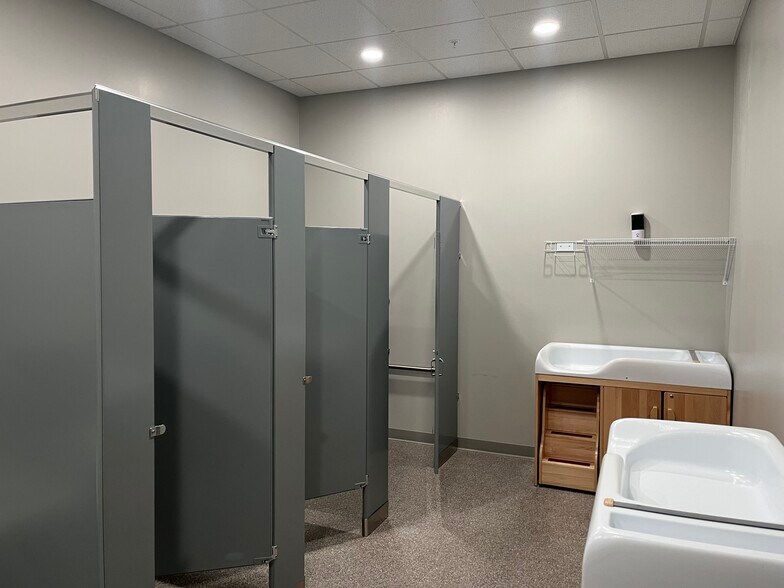 More Photos Of 1606 NW Irvinedale Dr, Ankeny General Retail For Sale