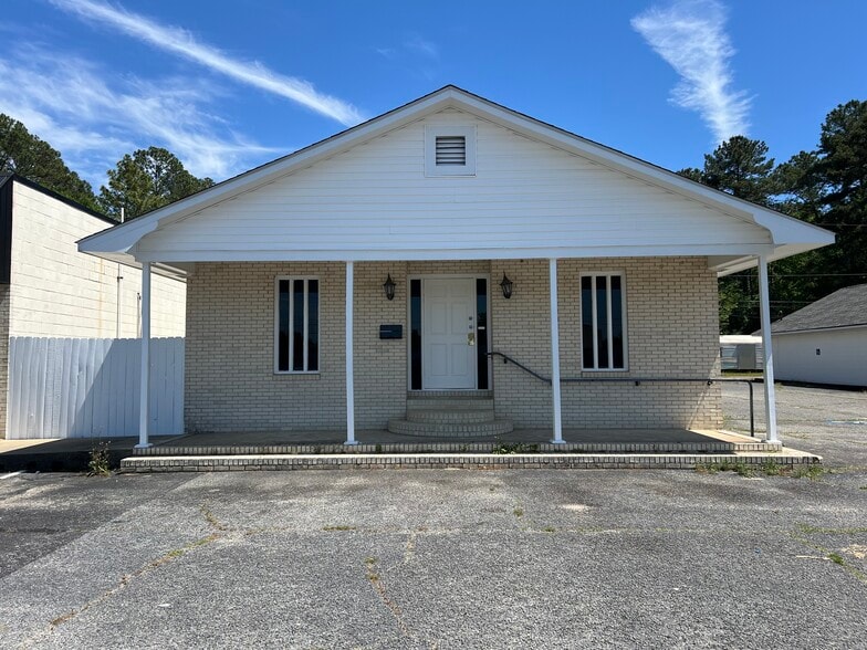 Primary Photo Of 148 E Peacock St, Cochran Medical For Sale