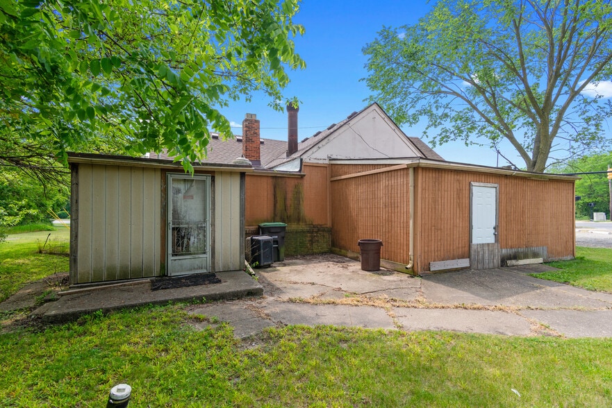 More Photos Of 21090 Goddard Rd, Taylor General Retail For Sale