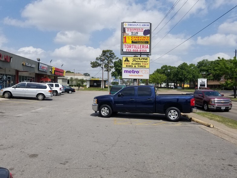 Primary Photo Of 1333 Gessner Rd, Houston Storefront For Lease