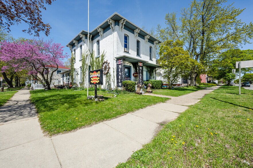 Primary Photo Of 922 Main St, Saint Joseph General Retail For Sale