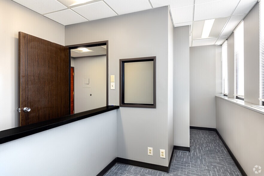 More Photos Of 4240 Blue Ridge Blvd, Kansas City Office For Lease