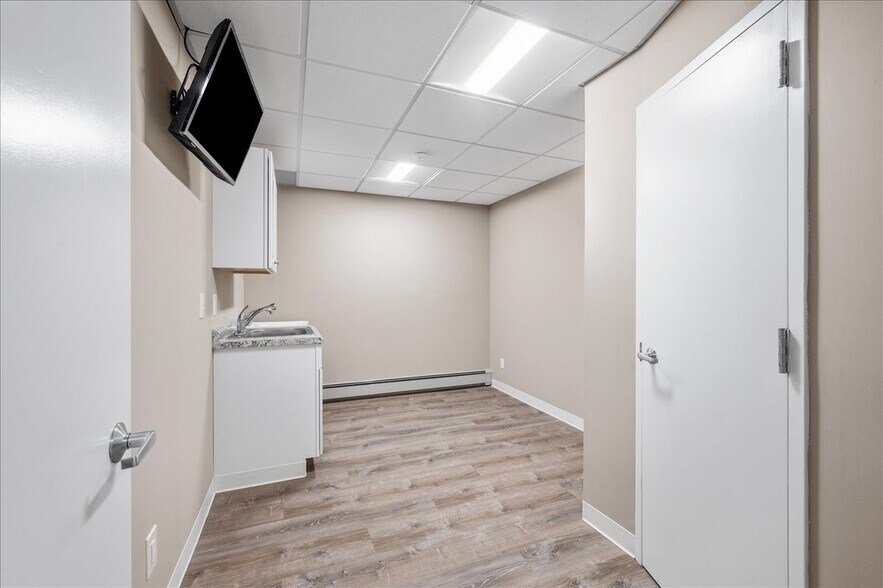 More Photos Of 2039 Palmer Ave, Larchmont Medical For Lease