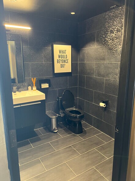 More Photos Of 5437 Satsuma Ave, North Hollywood Warehouse For Lease