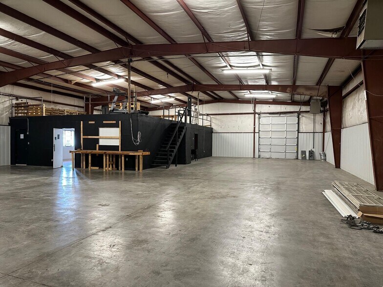 More Photos Of 27 Brians Way, Somerset Warehouse For Lease