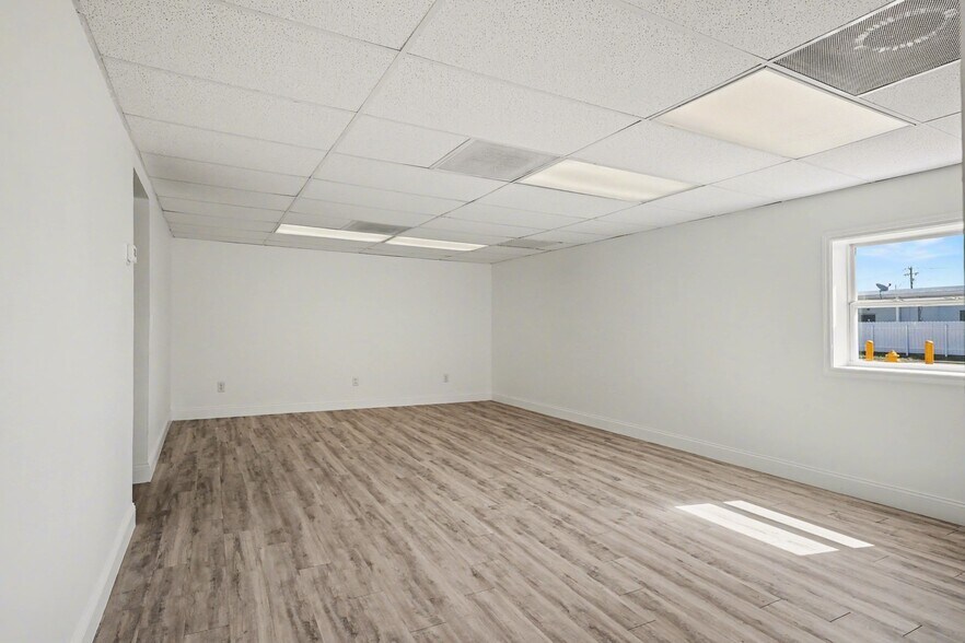 More Photos Of 1288 N Tamiami Trl, North Fort Myers Office For Sale