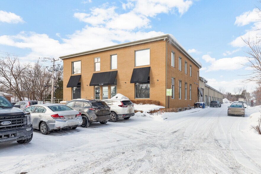 More Photos Of 388 Rue Blainville E, Sainte-Thérèse Showroom For Lease