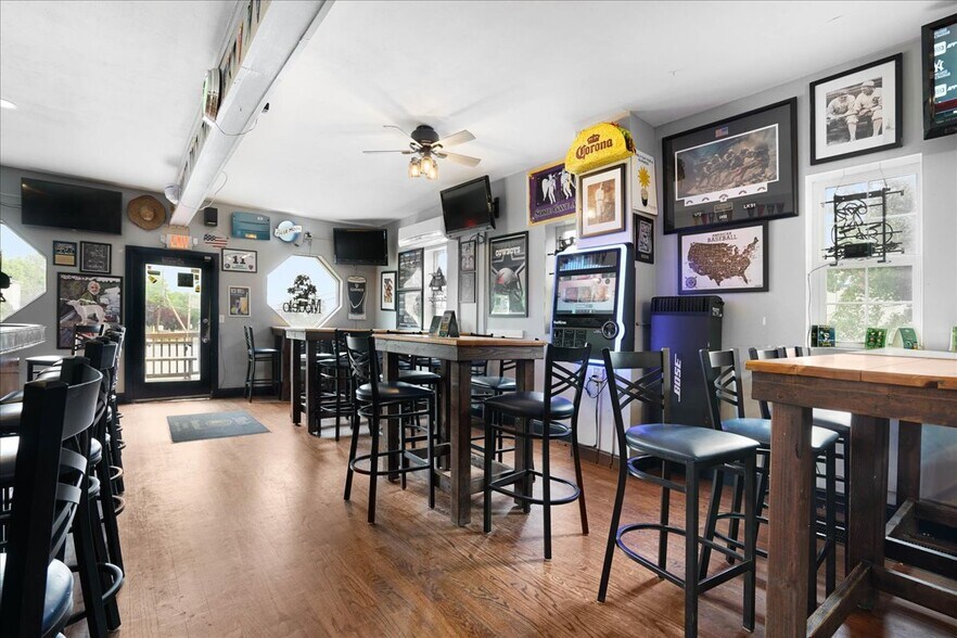 More Photos Of 1101 River Rd, New Windsor Township General Retail For Sale