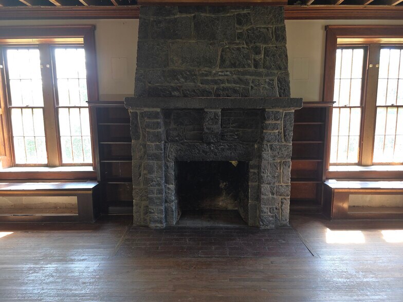 More Photos Of 328 Buckmarsh St, Berryville Flex For Sale