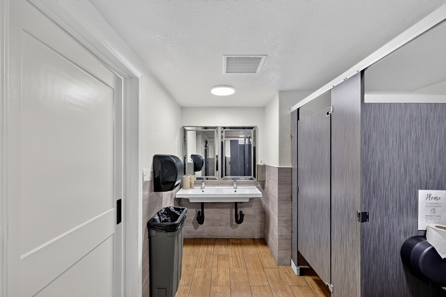 More Photos Of 1300-1340 Broadway Ave, Atwater Storefront For Lease
