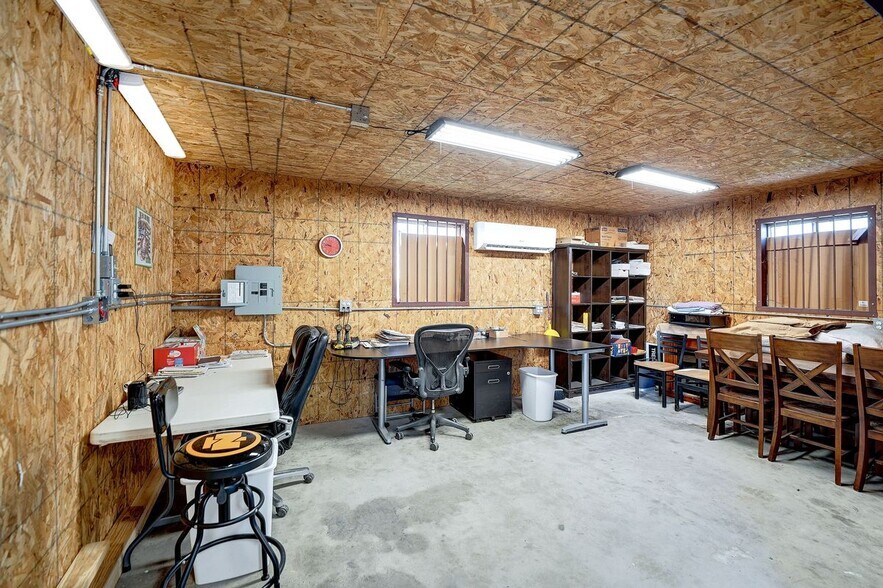 More Photos Of 389 Interstate 35 S, Devine Unknown For Lease