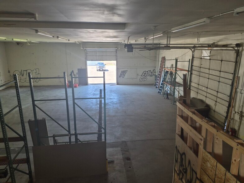 More Photos Of 2295 McKnight Rd N, North Saint Paul Warehouse For Lease