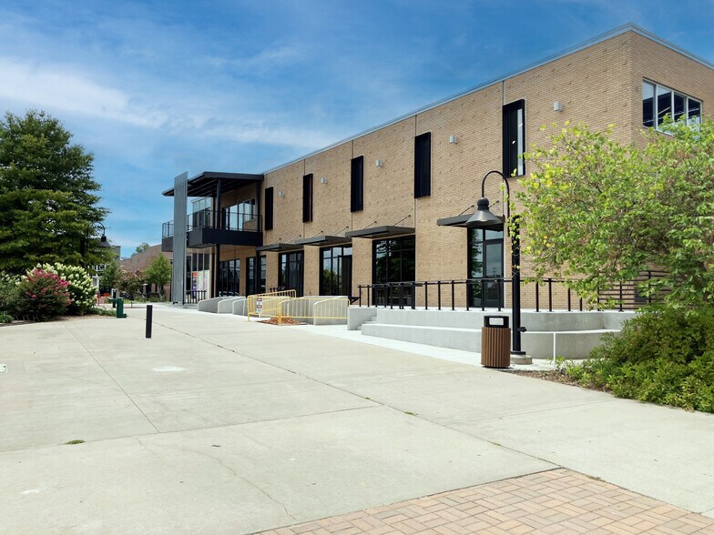 More Photos Of 100 W Emma Ave, Springdale Office For Lease