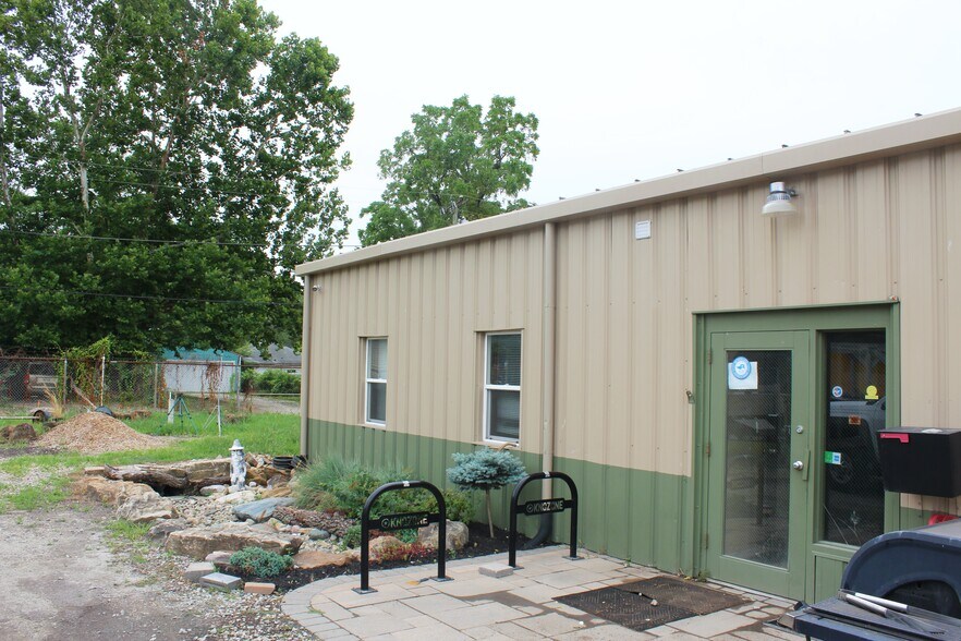 More Photos Of 2817 Massachusetts Ave, Indianapolis Service For Lease