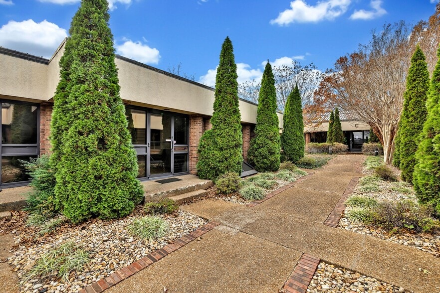 More Photos Of 229 Ward Cir, Brentwood Office For Sale