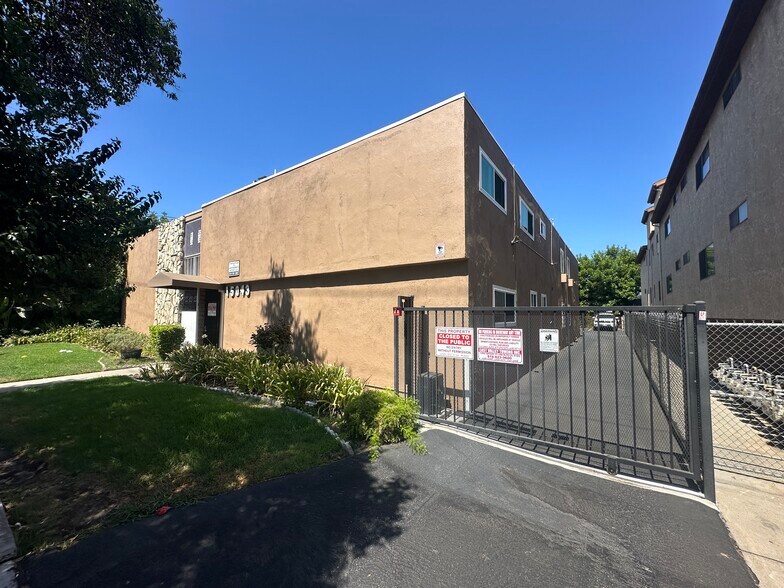 More Photos Of 15043 Victory Blvd, Van Nuys Apartments For Sale