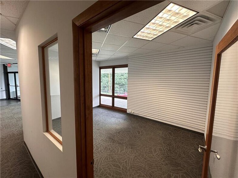 More Photos Of 9625 Perry Hwy, Pittsburgh Office For Lease