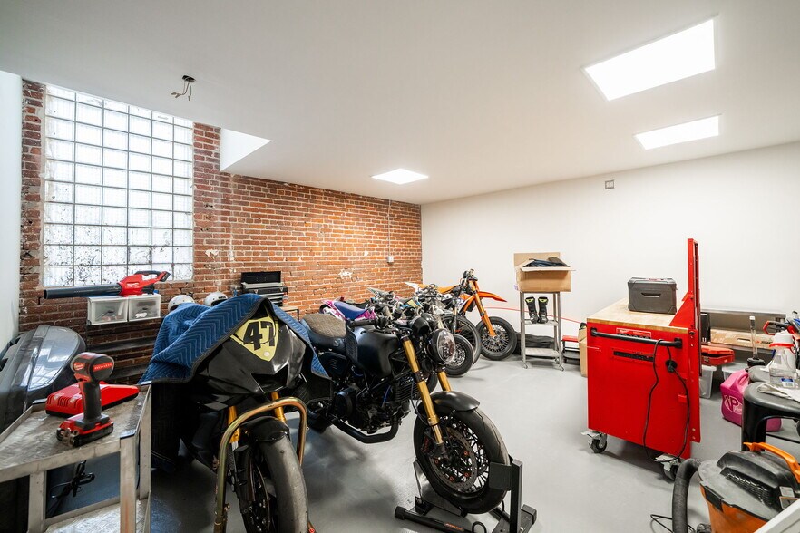 More Photos Of 1359 S Hope St, Los Angeles Warehouse For Sale