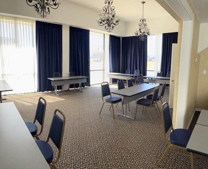 More Photos Of 706 S Kerr Blvd, Sallisaw Hotel For Sale