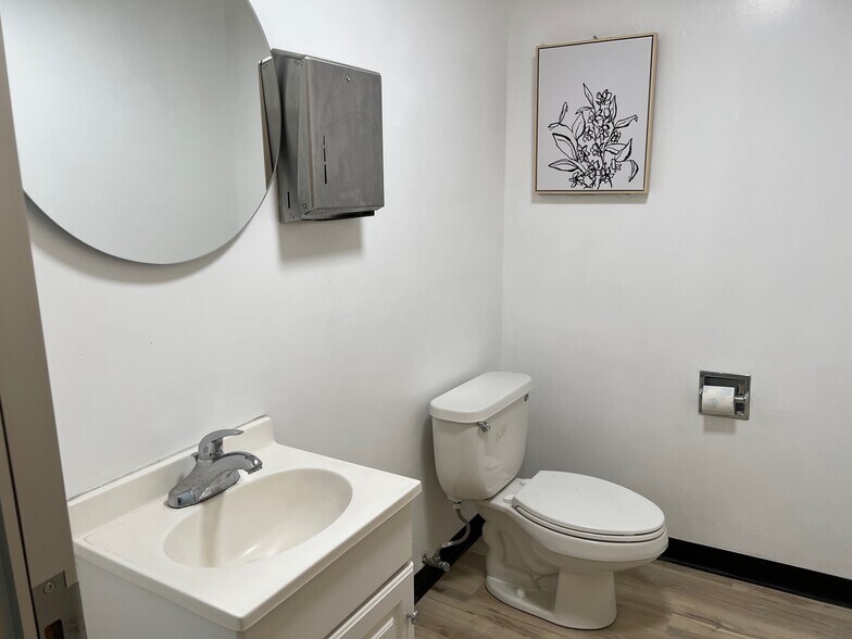 More Photos Of 5721 Cahuenga Blvd, North Hollywood Warehouse For Sale