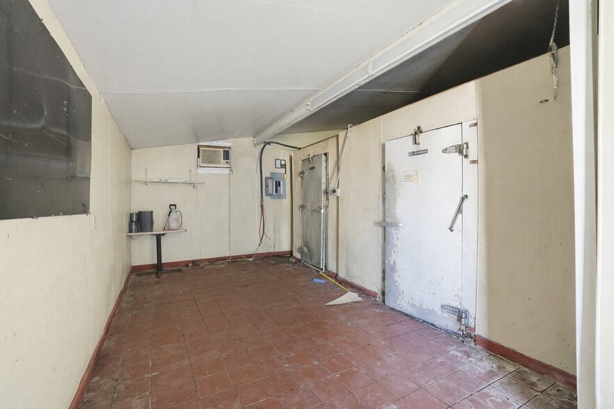 More Photos Of 16541 San Carlos Blvd, Fort Myers Restaurant For Sale