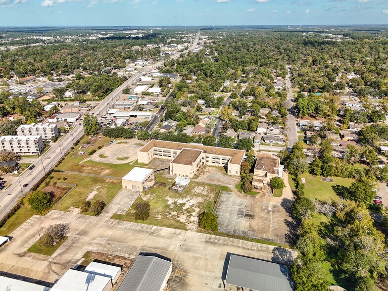 More Photos Of 601 W Lewis St, Conroe Flex For Sale