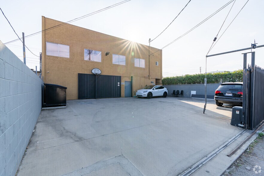 More Photos Of 8212-8214 San Fernando Rd, Sun Valley Light Distribution For Sale