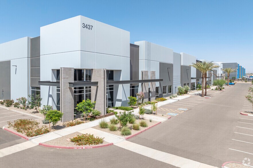 More Photos Of 3437 S Crismon Rd, Mesa Distribution For Lease