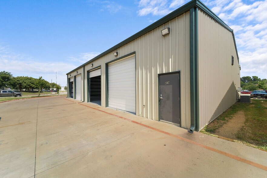 More Photos Of 414 Powerhouse St, McKinney Warehouse For Lease