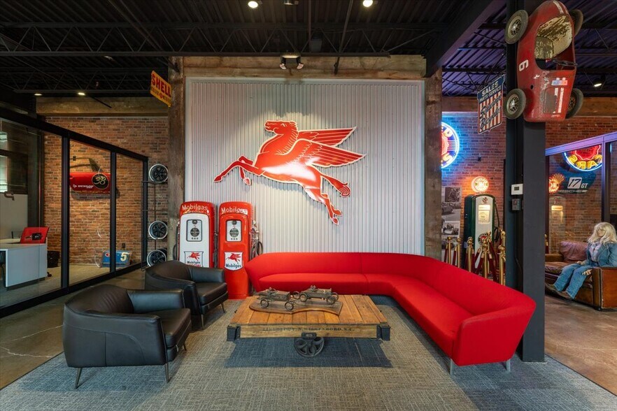 More Photos Of 85 Pine Hollow Rd, Oyster Bay Showroom For Lease