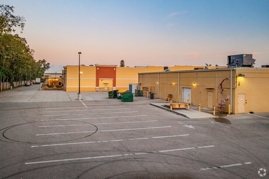 More Photos Of 4810-4890 Davis Blvd, Naples General Retail For Lease