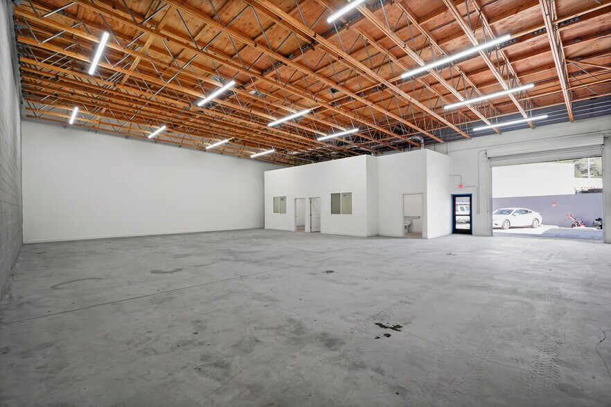 More Photos Of 10926 Randall St, Sun Valley Warehouse For Lease