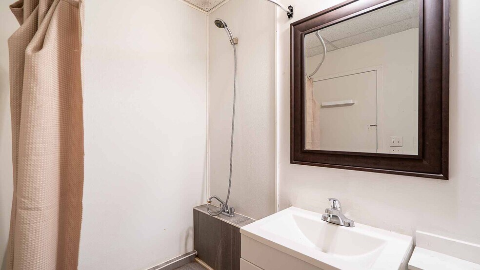 More Photos Of 26 Cordova St E, Vancouver Storefront For Lease