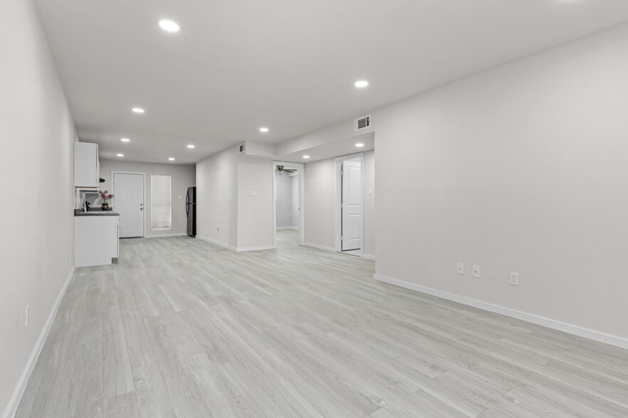 More Photos Of 8330 Carvel Ln, Houston Apartments For Sale