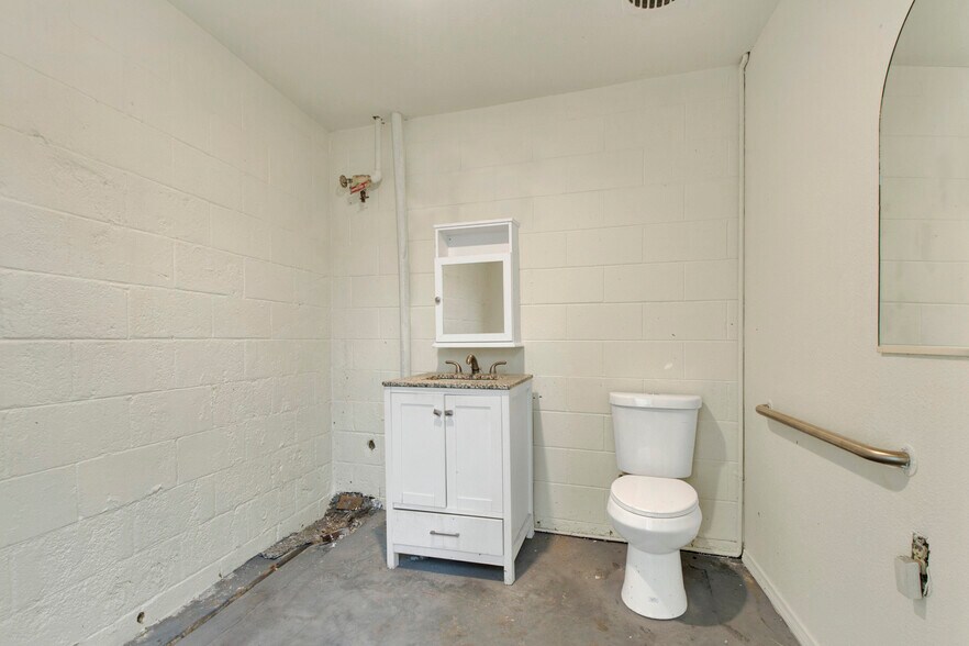 More Photos Of 4821 University Ave, San Diego Auto Repair For Lease