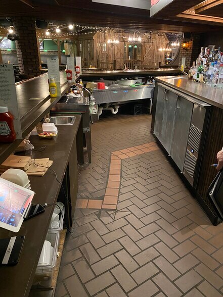 More Photos Of 410 S Clippert St, Lansing Restaurant For Sale