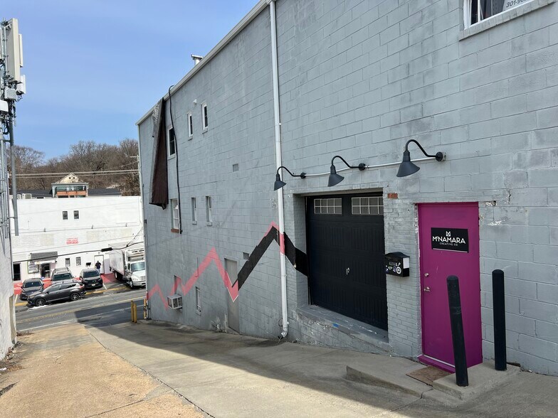 More Photos Of 4216 Howard Ave, Kensington Showroom For Lease