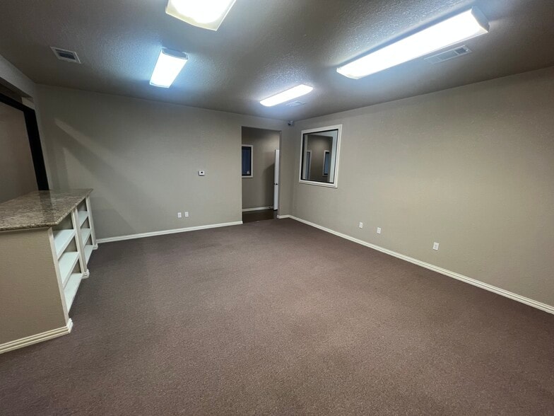 More Photos Of 1503 W Stan Schlueter Loop, Killeen Industrial For Lease